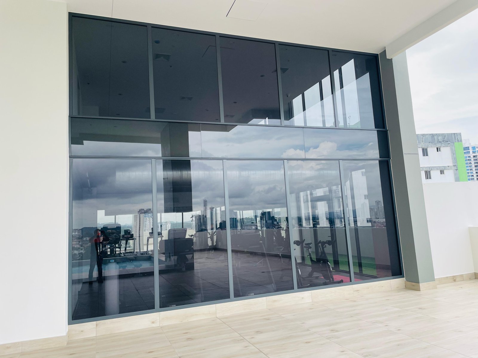 Interior moderno con ventanas